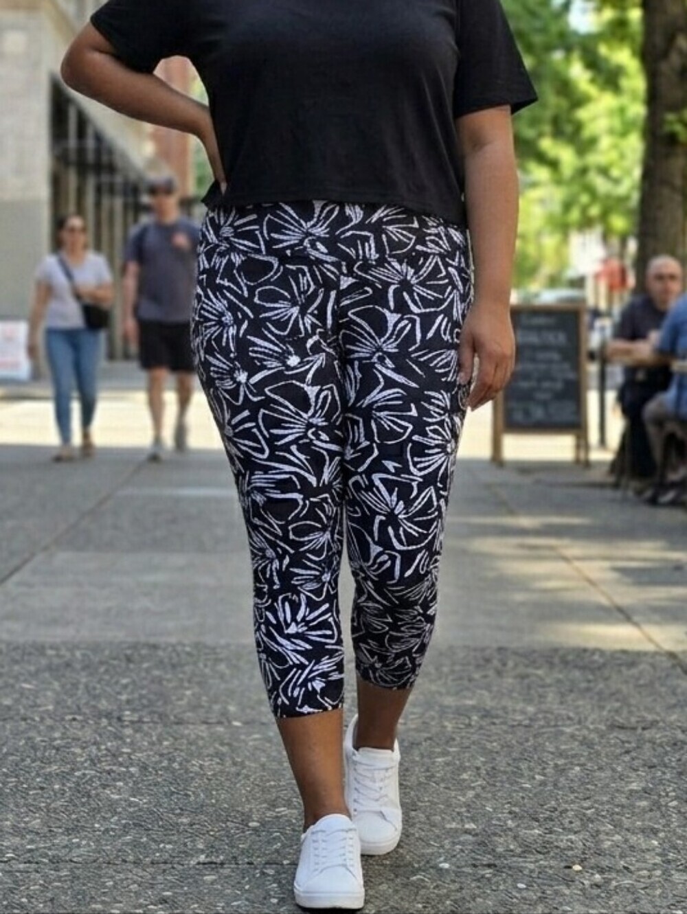 Athleta Women's XL Crop Black White Floral Print Capri leggings